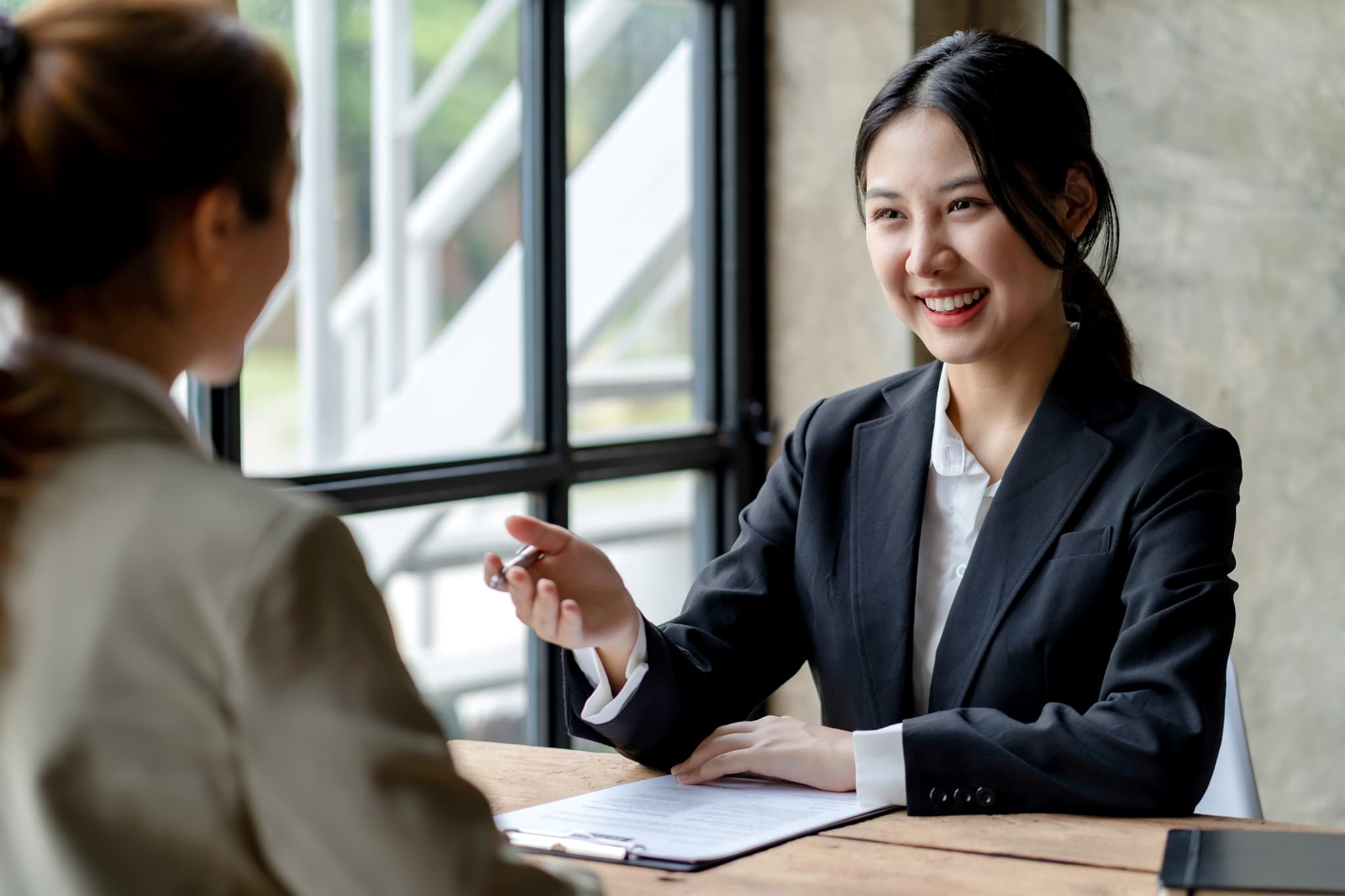 不動産営業する女性