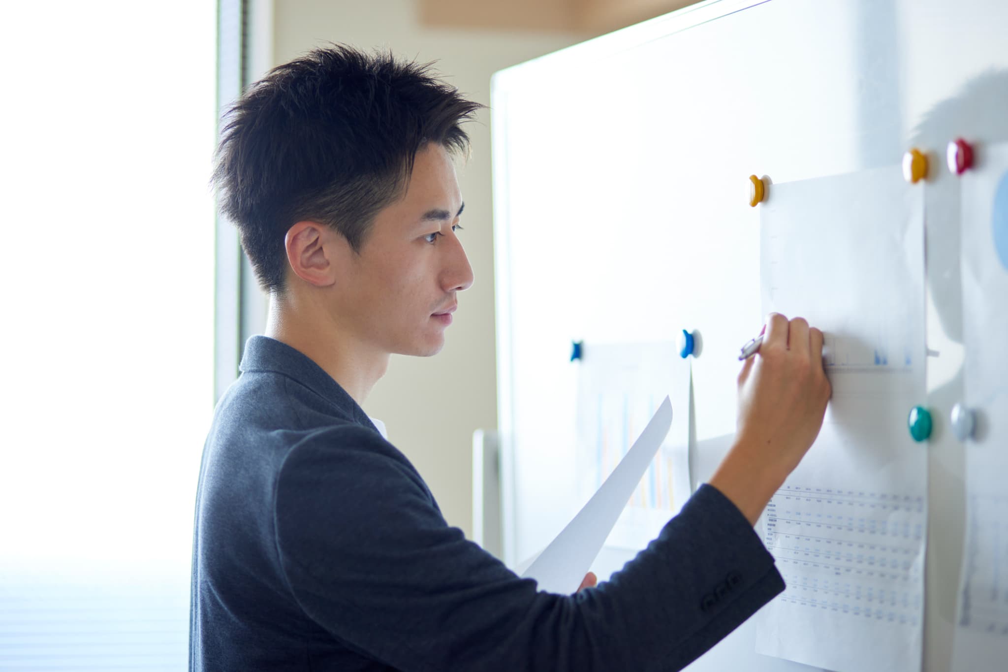 真剣に仕事に向き合う20代男性
